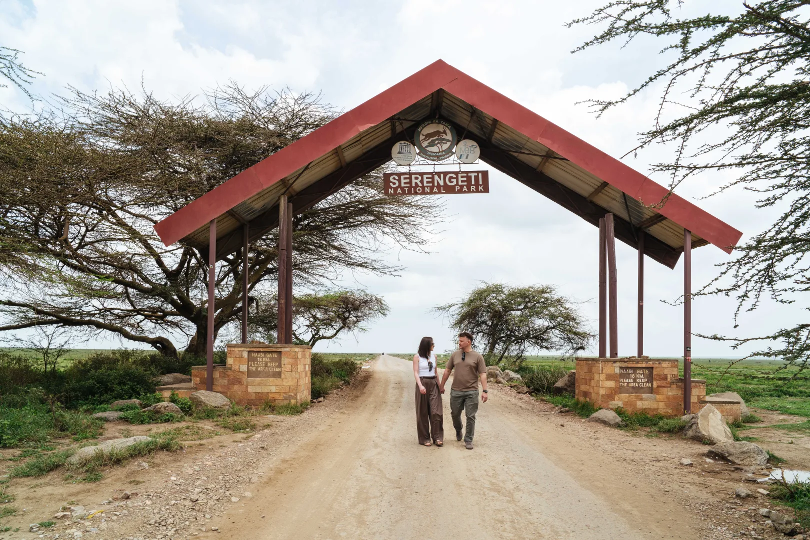 Véhicule safari privé à l'aube en Sérengeti