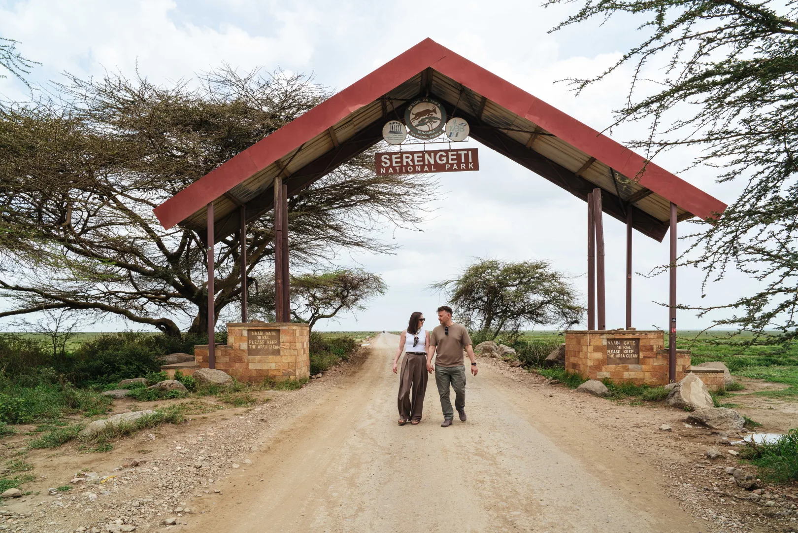 Véhicule safari privé à l'aube en Sérengeti — aucun autre véhicule en vue
