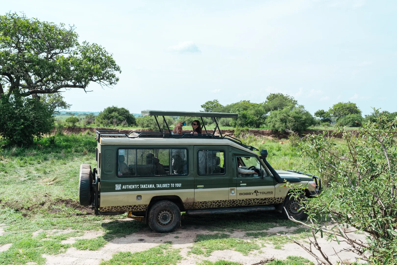 Un setup di cena nel bush privata nel Serengeti — lanterne, stelle e i suoni della notte africana durante il viaggio di nozze